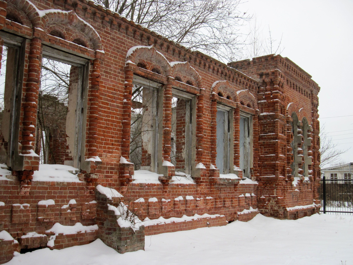 Есть во Мстёре немало интересных зданий. Одно из них - бывшая земская больница, построенная в 1913-1915 годах. Сейчас она заброшена и разрушается. Пока живы хотя бы руины, взглянули на них и вспомнили историю.