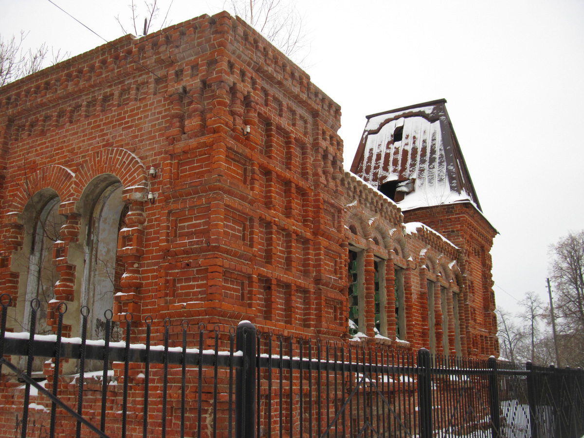 Есть во Мстёре немало интересных зданий. Одно из них - бывшая земская больница, построенная в 1913-1915 годах. Сейчас она заброшена и разрушается. Пока живы хотя бы руины, взглянули на них и вспомнили историю.