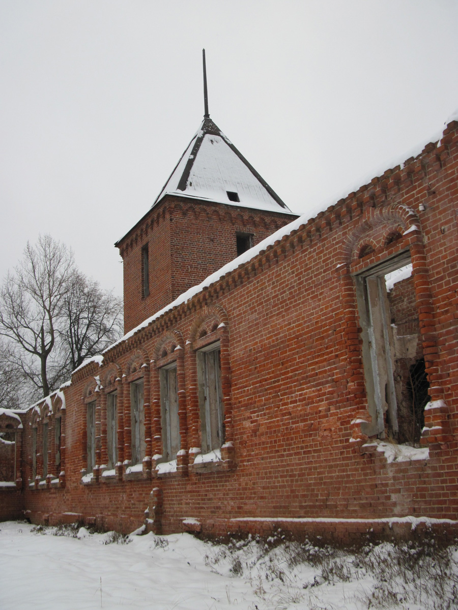 Есть во Мстёре немало интересных зданий. Одно из них - бывшая земская больница, построенная в 1913-1915 годах. Сейчас она заброшена и разрушается. Пока живы хотя бы руины, взглянули на них и вспомнили историю.