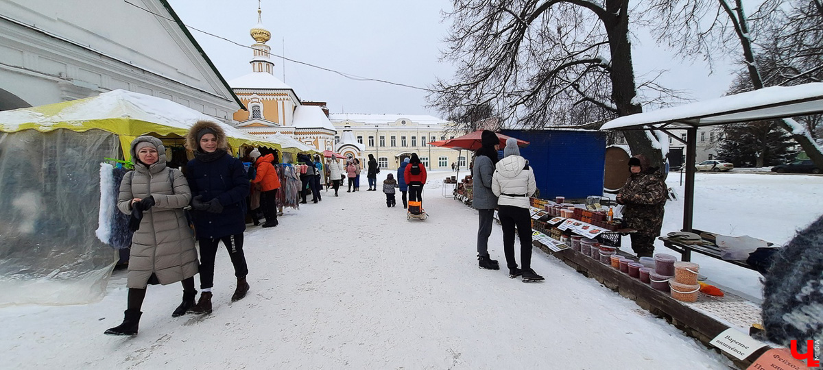 У Суздаля теперь есть дизайн-код. Рекомендации из документа в тестовом режиме начнут внедрять уже скоро: к 2024 году должны обновить облик трех экспериментальных площадок.