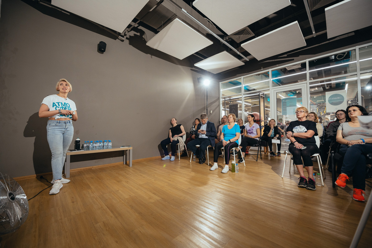 На днях во Владимире прошел «Атмосферный день», посвященный долголетию. Его эксперты рассказали участникам о силе биохакинга, превентивной медицины, правильного питания и даже дыхания во время тренировок.