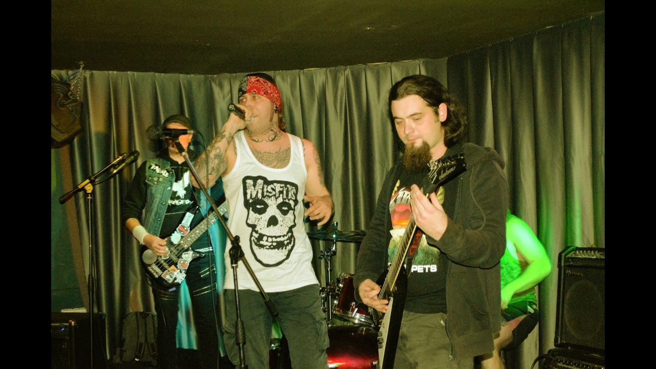 Знакомимся с фолк-герлз-бэндом DEVI4NIK, электронным экспериментатором Дмитрием Лёвиным, первыми панками Юрьев-Польского FIGHTBACK, альтернативщиками EXOSKY, а напоследок заценим новую аудио-визуальную работу группы «ВНЕ ТРАФИКА».