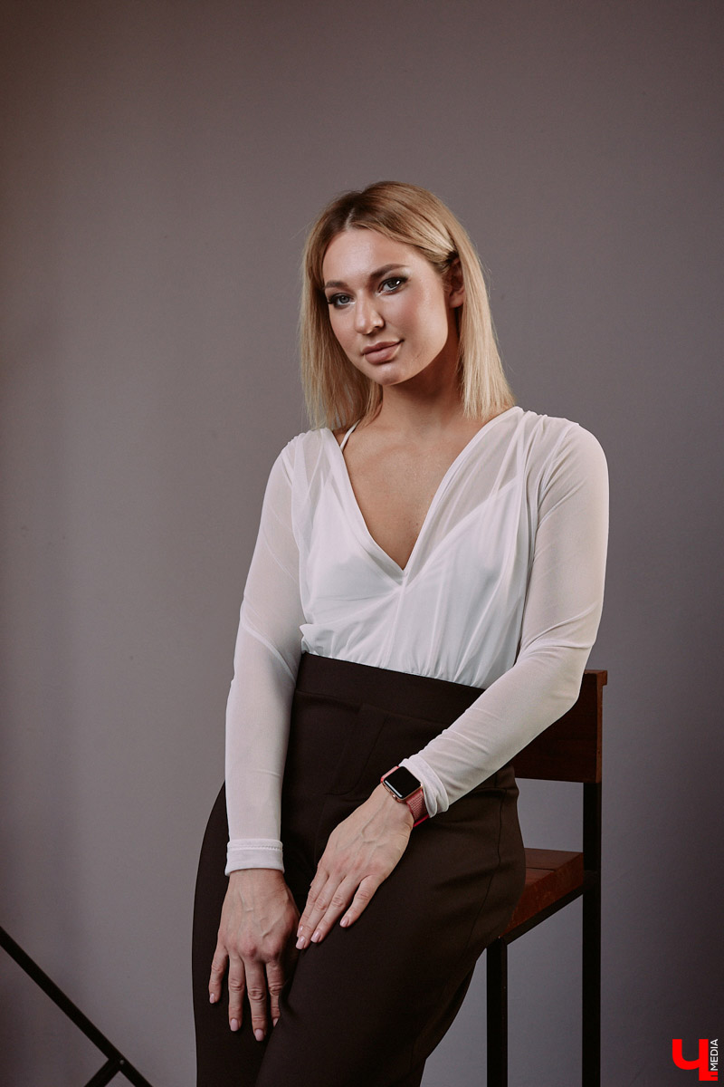 Юлия Вишня преподает пластику для мам и танцует тверк. Ритмично двигаясь под музыку, девушка продемонстрировала нам образы из своего гардероба.