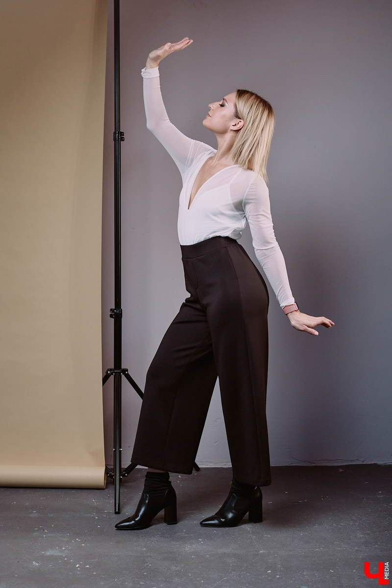 Юлия Вишня преподает пластику для мам и танцует тверк. Ритмично двигаясь под музыку, девушка продемонстрировала нам образы из своего гардероба.