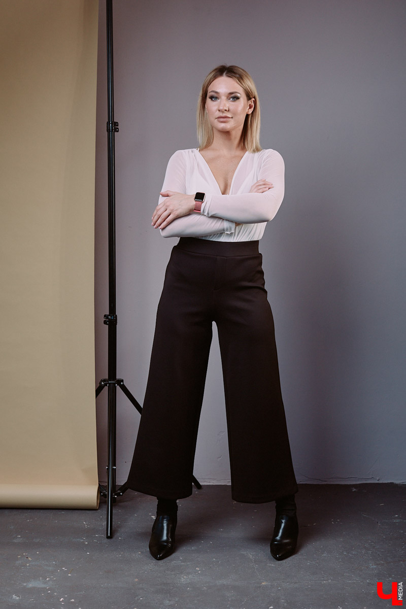 Юлия Вишня преподает пластику для мам и танцует тверк. Ритмично двигаясь под музыку, девушка продемонстрировала нам образы из своего гардероба.