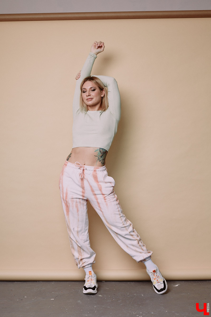 Юлия Вишня преподает пластику для мам и танцует тверк. Ритмично двигаясь под музыку, девушка продемонстрировала нам образы из своего гардероба.