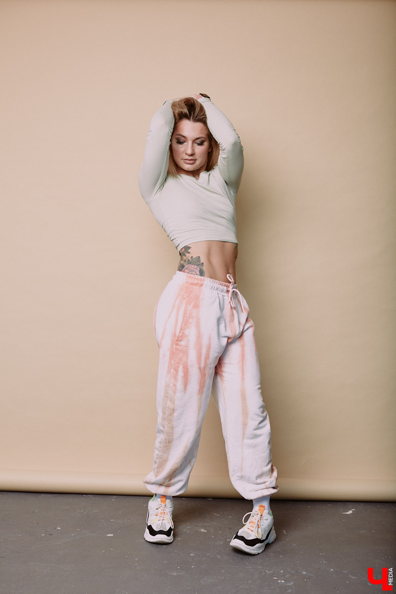 Юлия Вишня преподает пластику для мам и танцует тверк. Ритмично двигаясь под музыку, девушка продемонстрировала нам образы из своего гардероба.