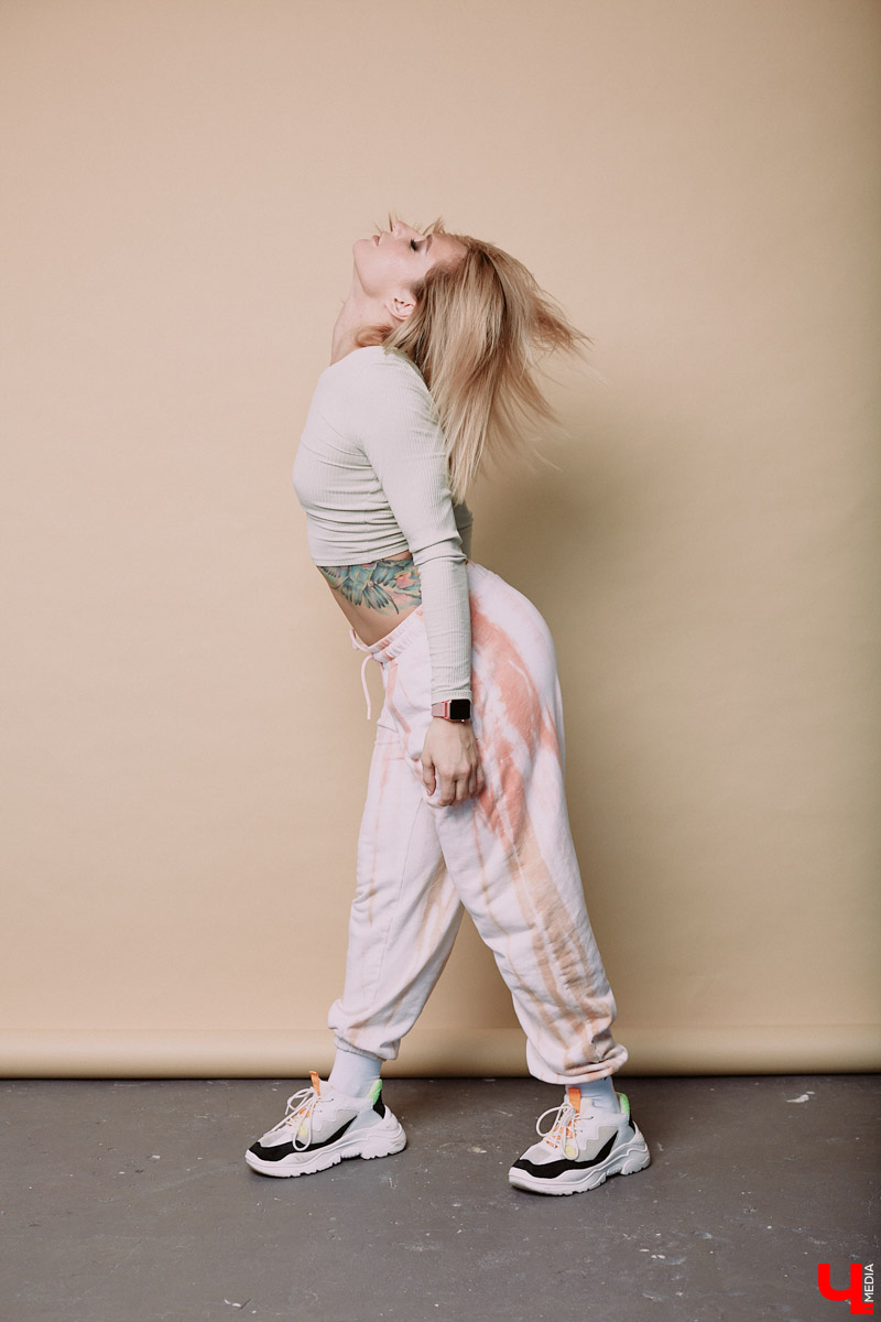 Юлия Вишня преподает пластику для мам и танцует тверк. Ритмично двигаясь под музыку, девушка продемонстрировала нам образы из своего гардероба.