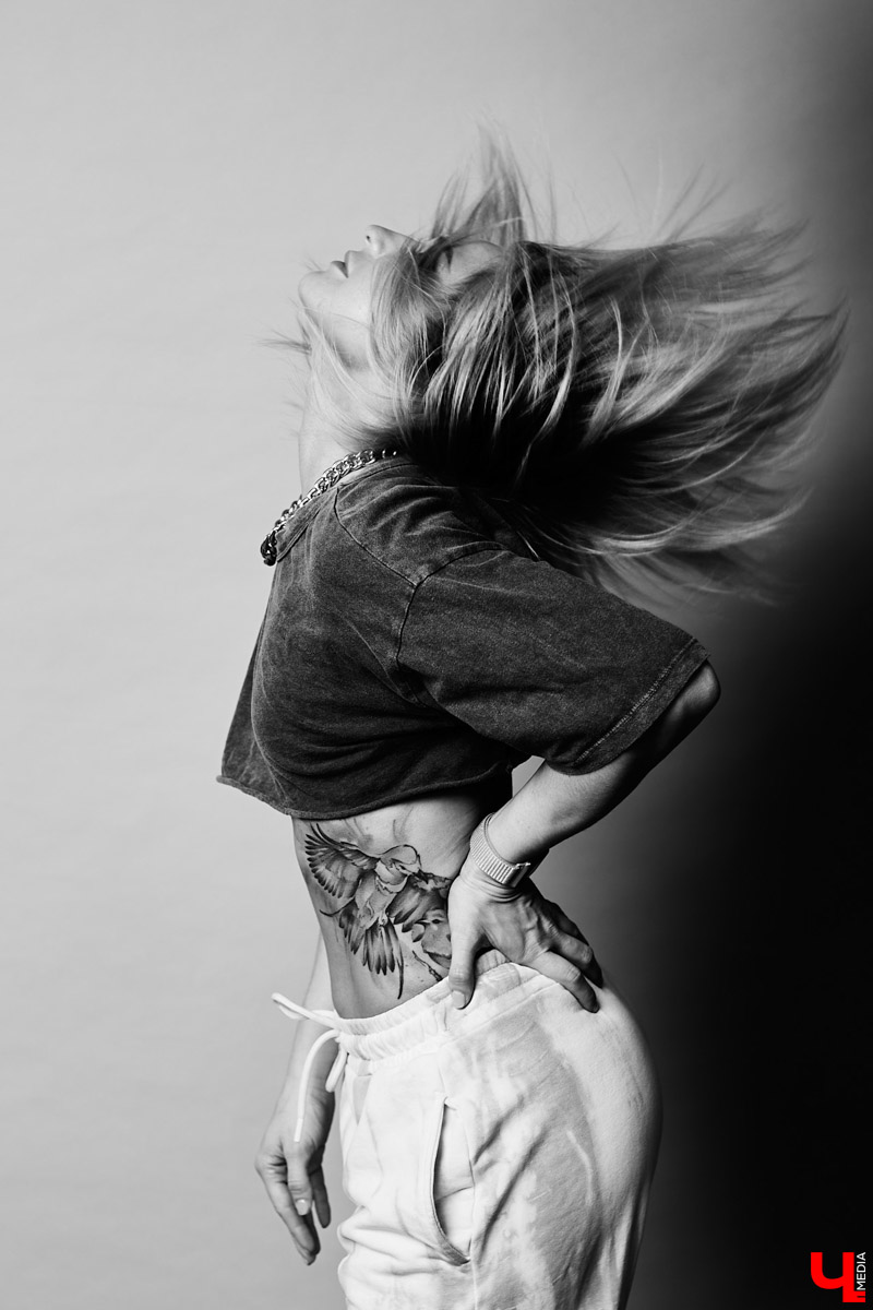 Юлия Вишня преподает пластику для мам и танцует тверк. Ритмично двигаясь под музыку, девушка продемонстрировала нам образы из своего гардероба.