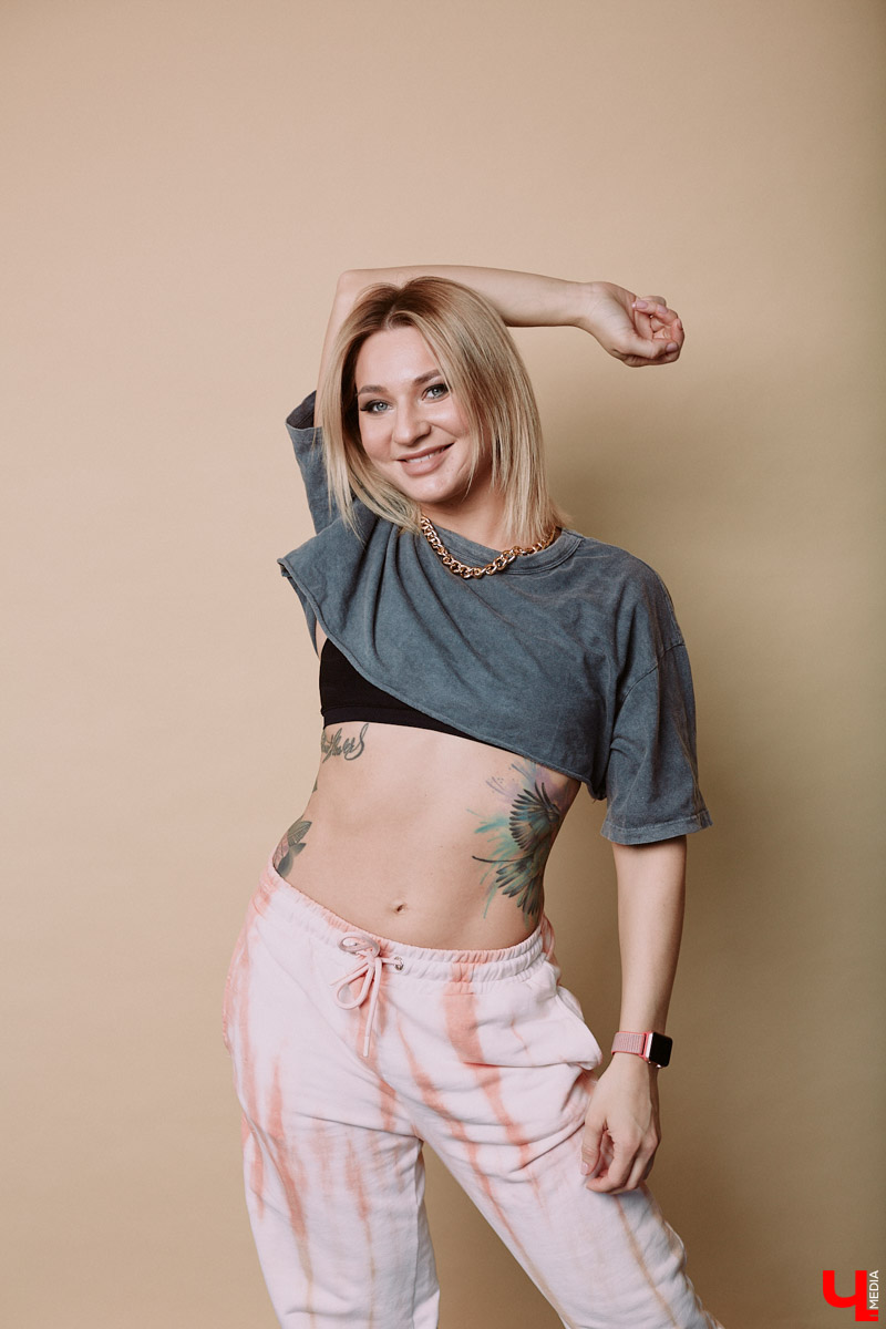 Юлия Вишня преподает пластику для мам и танцует тверк. Ритмично двигаясь под музыку, девушка продемонстрировала нам образы из своего гардероба.