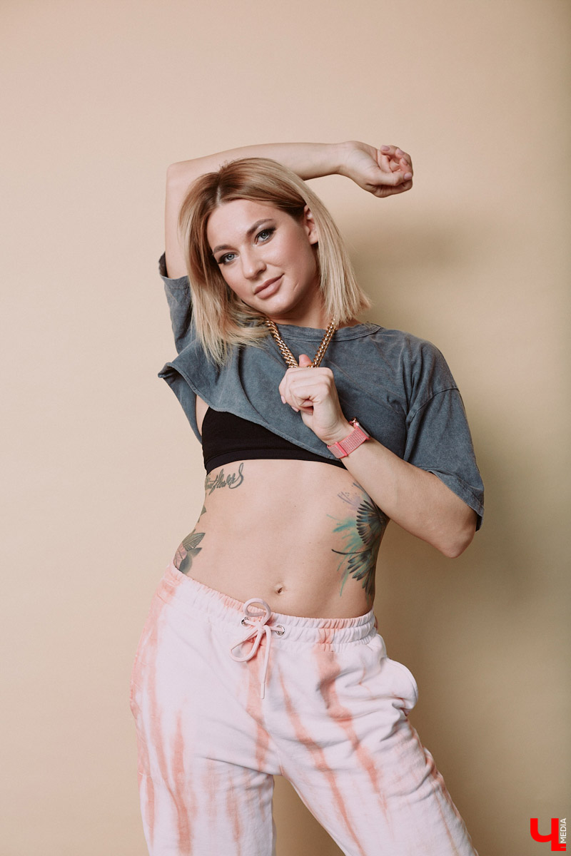 Юлия Вишня преподает пластику для мам и танцует тверк. Ритмично двигаясь под музыку, девушка продемонстрировала нам образы из своего гардероба.