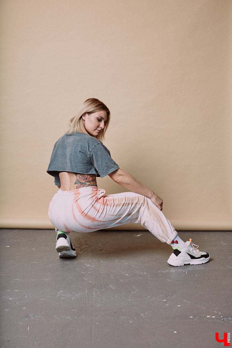 Юлия Вишня преподает пластику для мам и танцует тверк. Ритмично двигаясь под музыку, девушка продемонстрировала нам образы из своего гардероба.