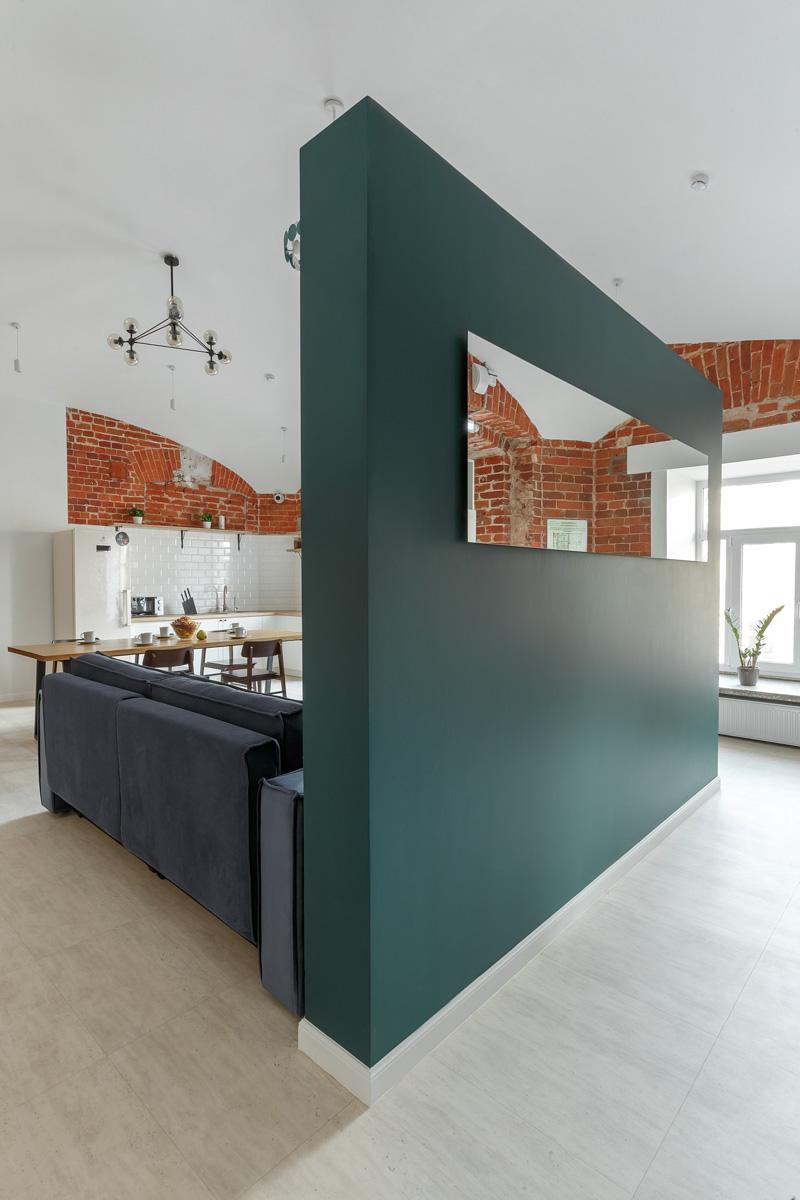 На страницы журнала № 1 в России о дизайне и интерьере попали фото владимирского хостела, где потолки более четырех метров, а каждая комната названа именем европейского города. Мы взглянули на этот уникальный объект, расположенный в доме 1863 года постройки.