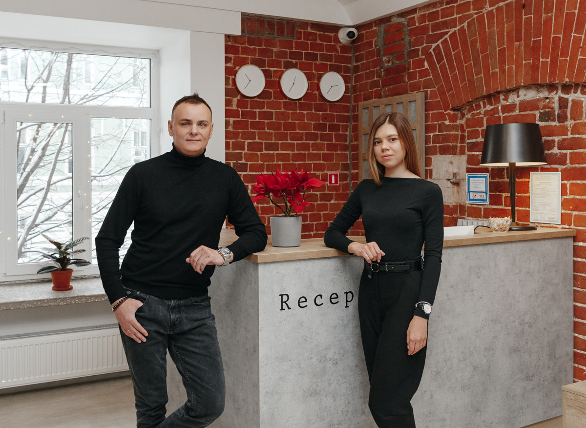 На страницы журнала № 1 в России о дизайне и интерьере попали фото владимирского хостела, где потолки более четырех метров, а каждая комната названа именем европейского города. Мы взглянули на этот уникальный объект, расположенный в доме 1863 года постройки.