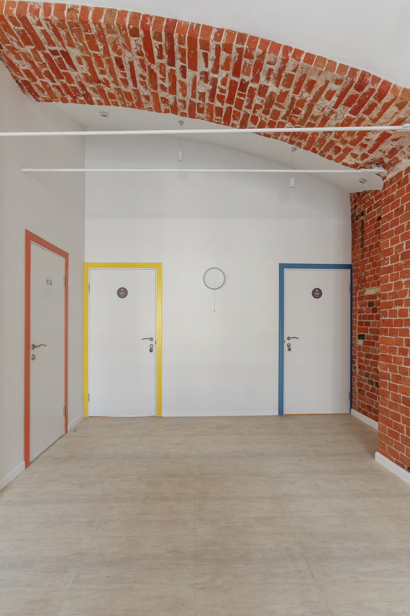 На страницы журнала № 1 в России о дизайне и интерьере попали фото владимирского хостела, где потолки более четырех метров, а каждая комната названа именем европейского города. Мы взглянули на этот уникальный объект, расположенный в доме 1863 года постройки.