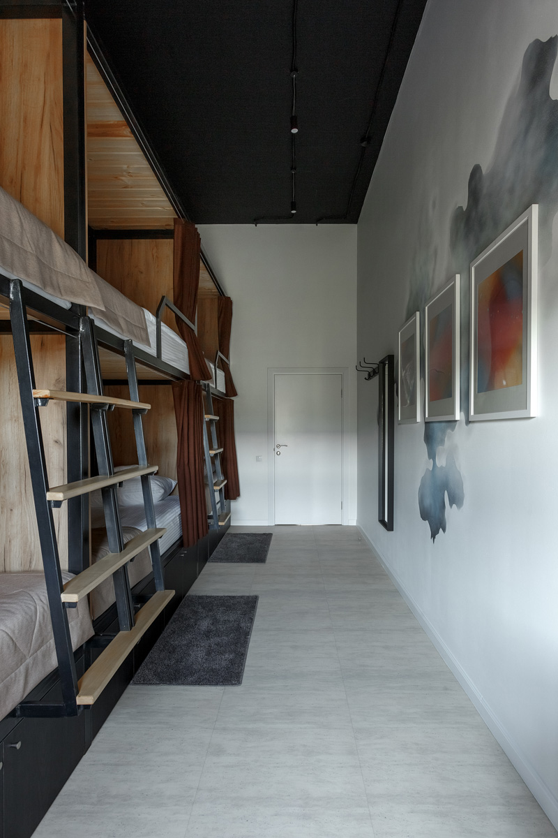 На страницы журнала № 1 в России о дизайне и интерьере попали фото владимирского хостела, где потолки более четырех метров, а каждая комната названа именем европейского города. Мы взглянули на этот уникальный объект, расположенный в доме 1863 года постройки.