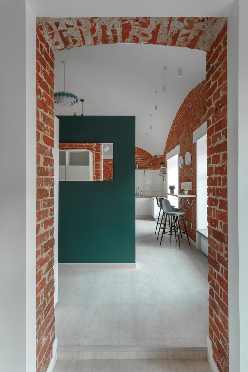 На страницы журнала № 1 в России о дизайне и интерьере попали фото владимирского хостела, где потолки более четырех метров, а каждая комната названа именем европейского города. Мы взглянули на этот уникальный объект, расположенный в доме 1863 года постройки.