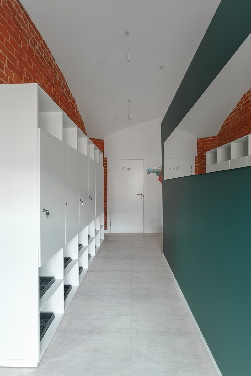 На страницы журнала № 1 в России о дизайне и интерьере попали фото владимирского хостела, где потолки более четырех метров, а каждая комната названа именем европейского города. Мы взглянули на этот уникальный объект, расположенный в доме 1863 года постройки.