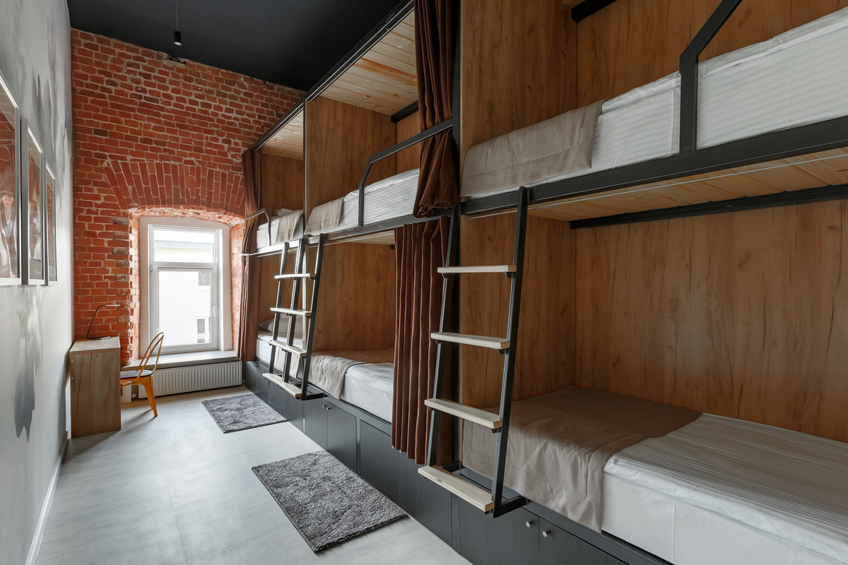 На страницы журнала № 1 в России о дизайне и интерьере попали фото владимирского хостела, где потолки более четырех метров, а каждая комната названа именем европейского города. Мы взглянули на этот уникальный объект, расположенный в доме 1863 года постройки.