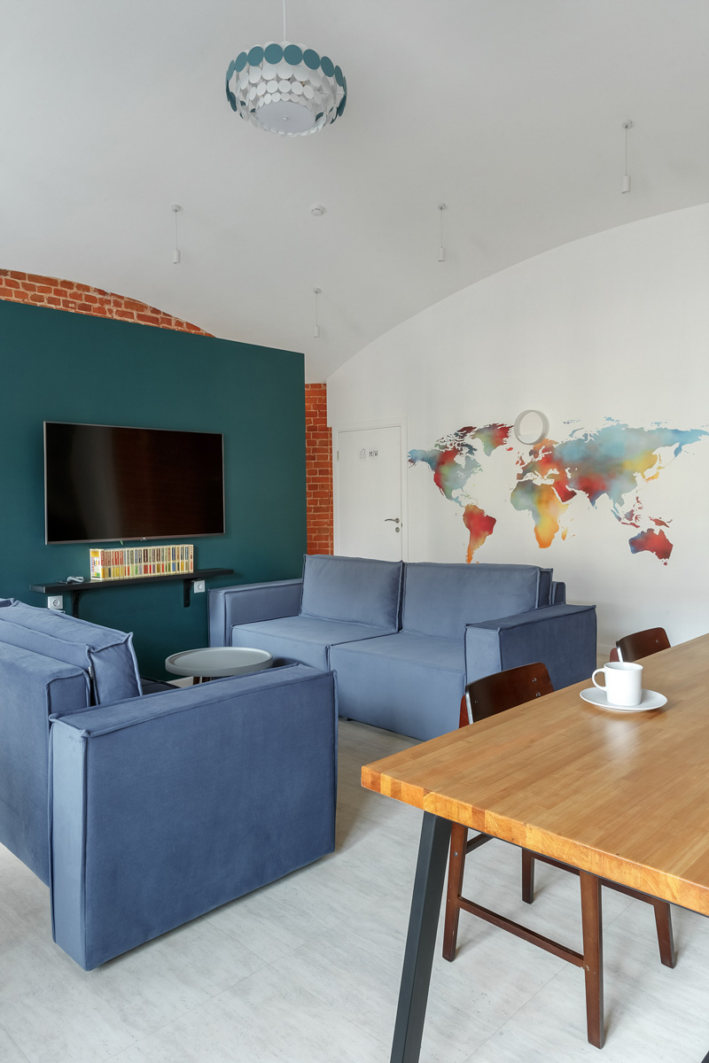 На страницы журнала № 1 в России о дизайне и интерьере попали фото владимирского хостела, где потолки более четырех метров, а каждая комната названа именем европейского города. Мы взглянули на этот уникальный объект, расположенный в доме 1863 года постройки.