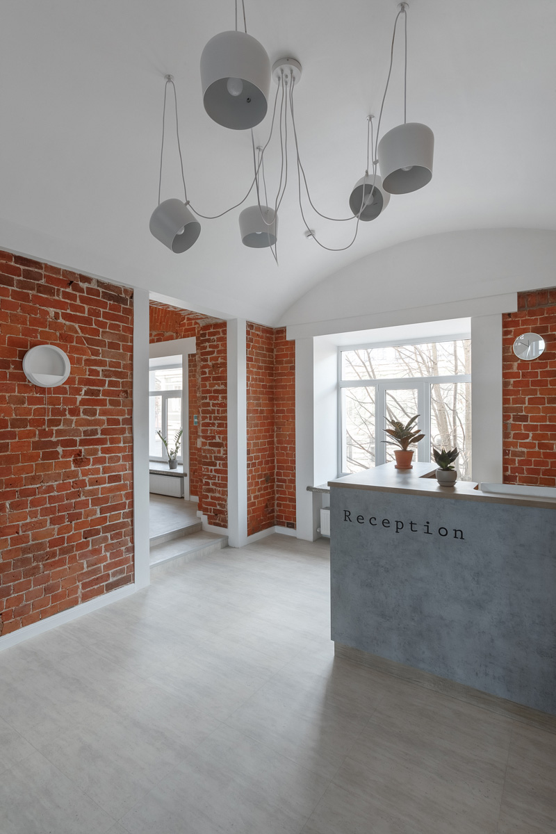 На страницы журнала № 1 в России о дизайне и интерьере попали фото владимирского хостела, где потолки более четырех метров, а каждая комната названа именем европейского города. Мы взглянули на этот уникальный объект, расположенный в доме 1863 года постройки.