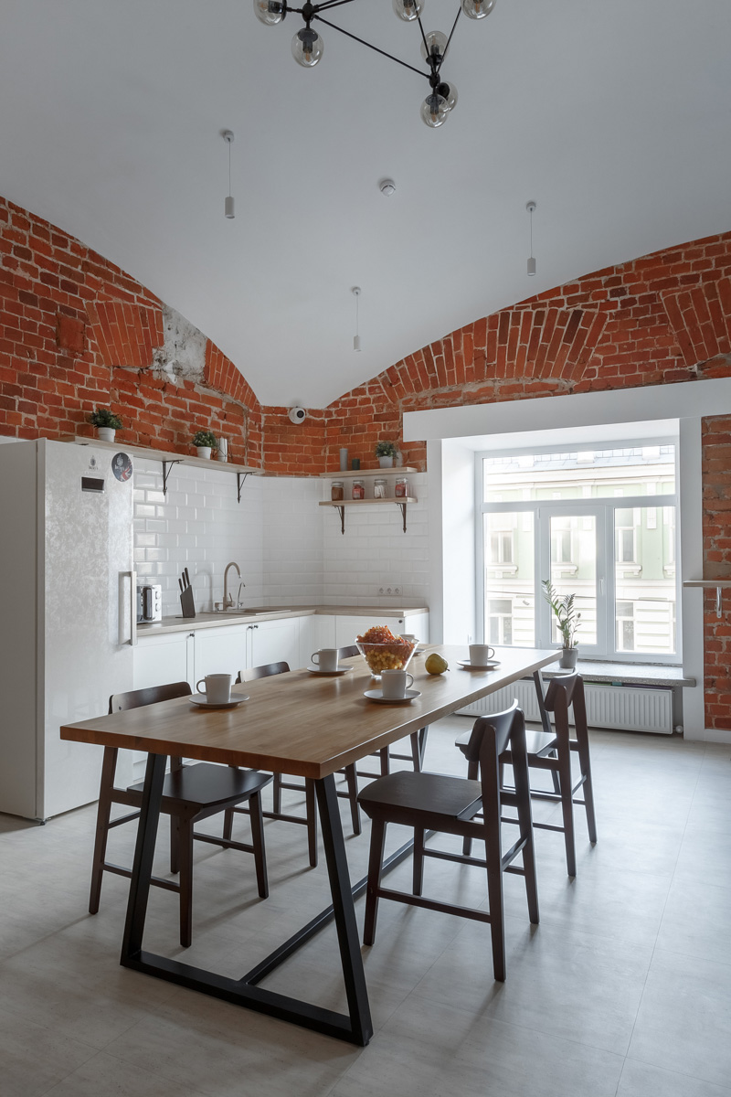 На страницы журнала № 1 в России о дизайне и интерьере попали фото владимирского хостела, где потолки более четырех метров, а каждая комната названа именем европейского города. Мы взглянули на этот уникальный объект, расположенный в доме 1863 года постройки.