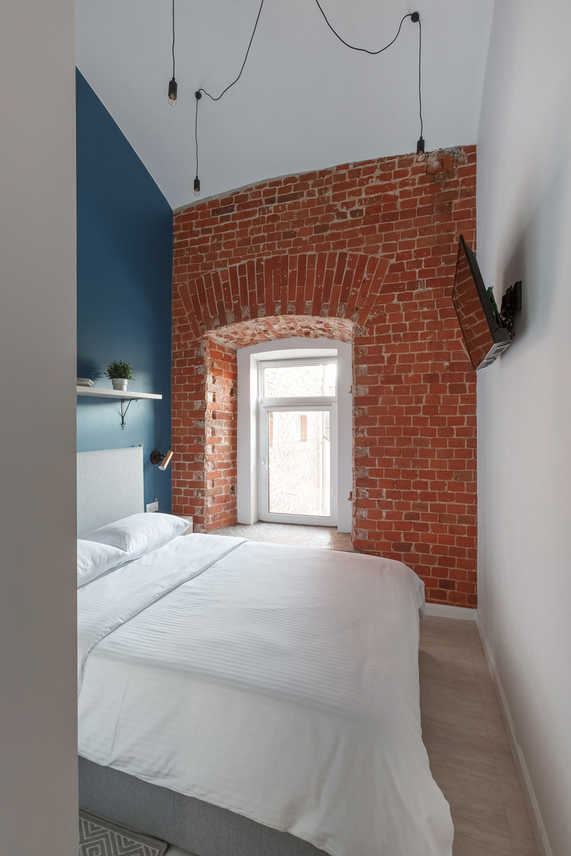 На страницы журнала № 1 в России о дизайне и интерьере попали фото владимирского хостела, где потолки более четырех метров, а каждая комната названа именем европейского города. Мы взглянули на этот уникальный объект, расположенный в доме 1863 года постройки.