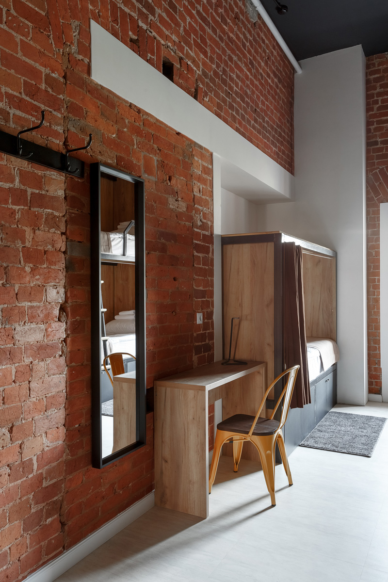 На страницы журнала № 1 в России о дизайне и интерьере попали фото владимирского хостела, где потолки более четырех метров, а каждая комната названа именем европейского города. Мы взглянули на этот уникальный объект, расположенный в доме 1863 года постройки.