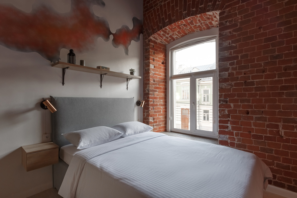 На страницы журнала № 1 в России о дизайне и интерьере попали фото владимирского хостела, где потолки более четырех метров, а каждая комната названа именем европейского города. Мы взглянули на этот уникальный объект, расположенный в доме 1863 года постройки.