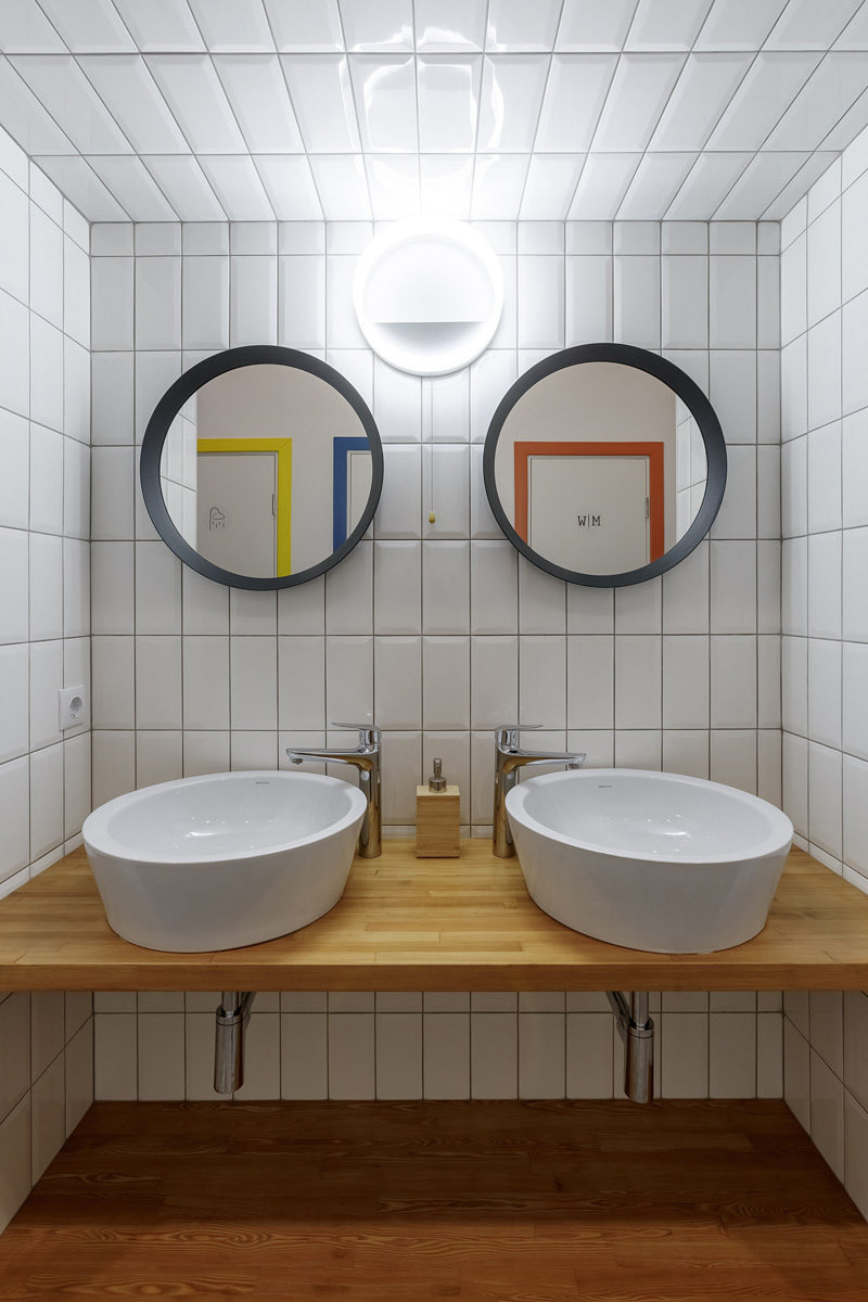 На страницы журнала № 1 в России о дизайне и интерьере попали фото владимирского хостела, где потолки более четырех метров, а каждая комната названа именем европейского города. Мы взглянули на этот уникальный объект, расположенный в доме 1863 года постройки.