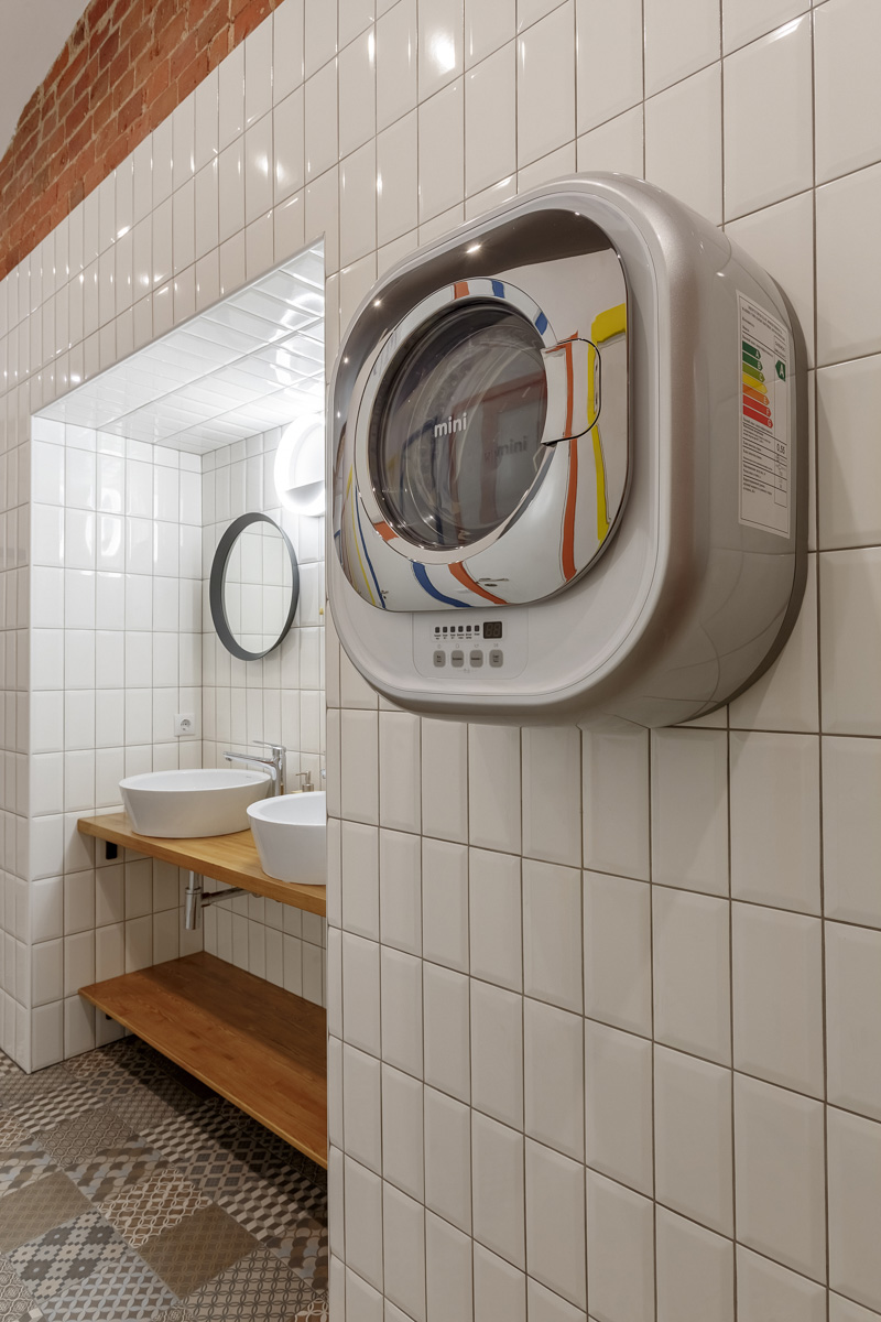 На страницы журнала № 1 в России о дизайне и интерьере попали фото владимирского хостела, где потолки более четырех метров, а каждая комната названа именем европейского города. Мы взглянули на этот уникальный объект, расположенный в доме 1863 года постройки.