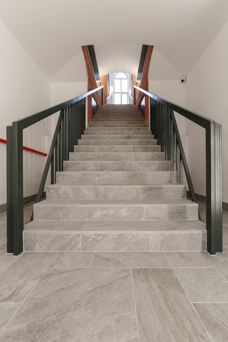 На страницы журнала № 1 в России о дизайне и интерьере попали фото владимирского хостела, где потолки более четырех метров, а каждая комната названа именем европейского города. Мы взглянули на этот уникальный объект, расположенный в доме 1863 года постройки.