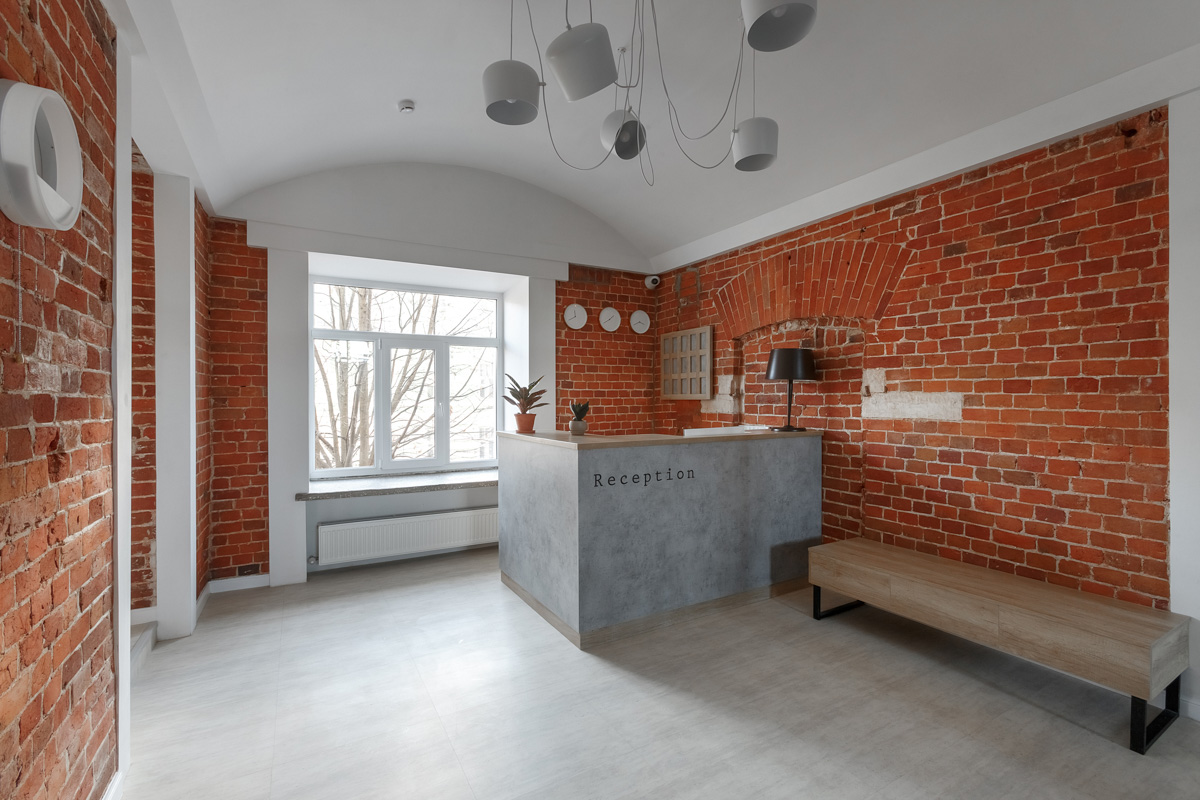 На страницы журнала № 1 в России о дизайне и интерьере попали фото владимирского хостела, где потолки более четырех метров, а каждая комната названа именем европейского города. Мы взглянули на этот уникальный объект, расположенный в доме 1863 года постройки.