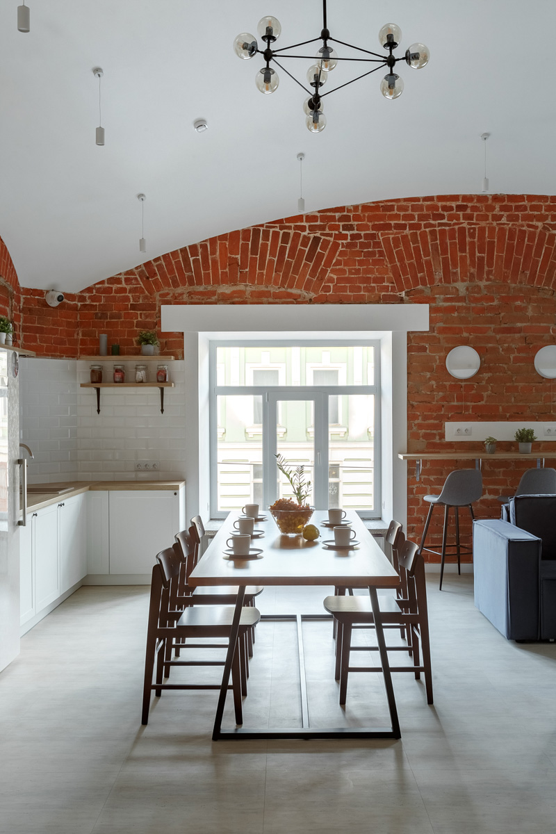 На страницы журнала № 1 в России о дизайне и интерьере попали фото владимирского хостела, где потолки более четырех метров, а каждая комната названа именем европейского города. Мы взглянули на этот уникальный объект, расположенный в доме 1863 года постройки.