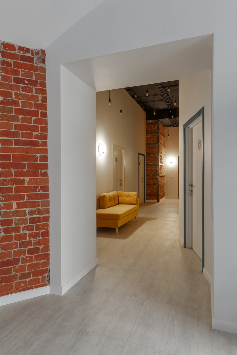 На страницы журнала № 1 в России о дизайне и интерьере попали фото владимирского хостела, где потолки более четырех метров, а каждая комната названа именем европейского города. Мы взглянули на этот уникальный объект, расположенный в доме 1863 года постройки.