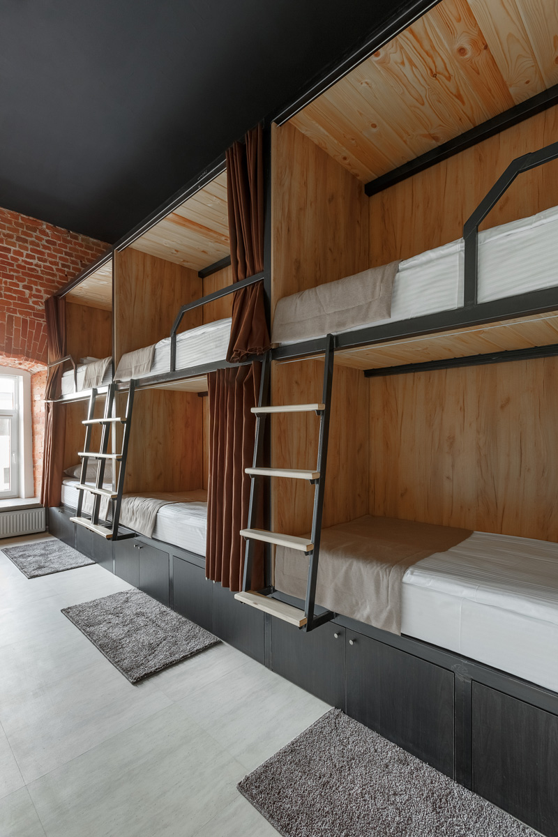 На страницы журнала № 1 в России о дизайне и интерьере попали фото владимирского хостела, где потолки более четырех метров, а каждая комната названа именем европейского города. Мы взглянули на этот уникальный объект, расположенный в доме 1863 года постройки.