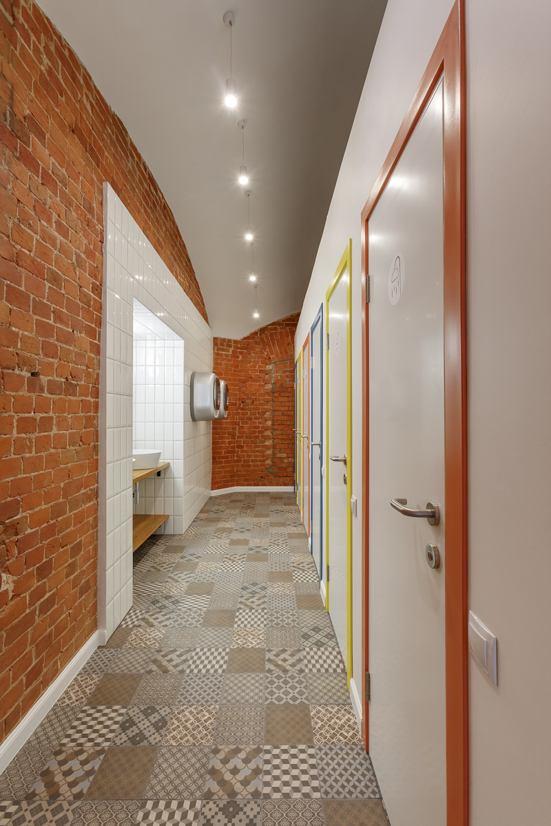 На страницы журнала № 1 в России о дизайне и интерьере попали фото владимирского хостела, где потолки более четырех метров, а каждая комната названа именем европейского города. Мы взглянули на этот уникальный объект, расположенный в доме 1863 года постройки.