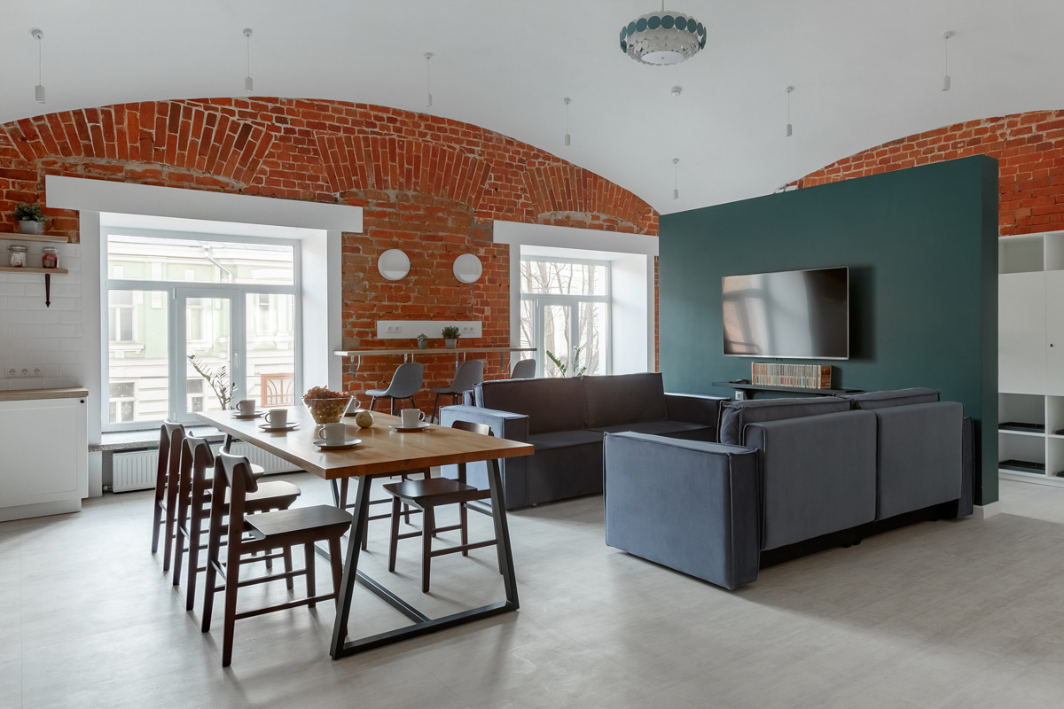 На страницы журнала № 1 в России о дизайне и интерьере попали фото владимирского хостела, где потолки более четырех метров, а каждая комната названа именем европейского города. Мы взглянули на этот уникальный объект, расположенный в доме 1863 года постройки.