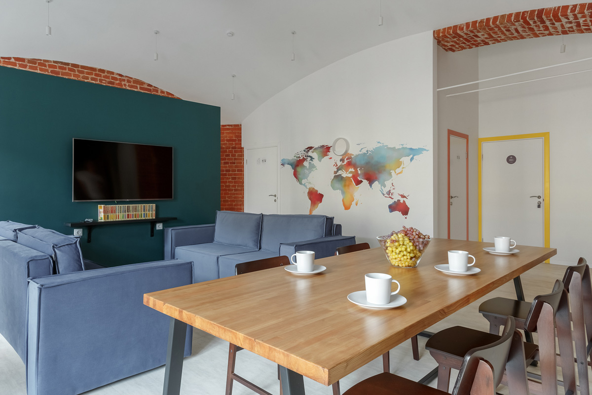 На страницы журнала № 1 в России о дизайне и интерьере попали фото владимирского хостела, где потолки более четырех метров, а каждая комната названа именем европейского города. Мы взглянули на этот уникальный объект, расположенный в доме 1863 года постройки.