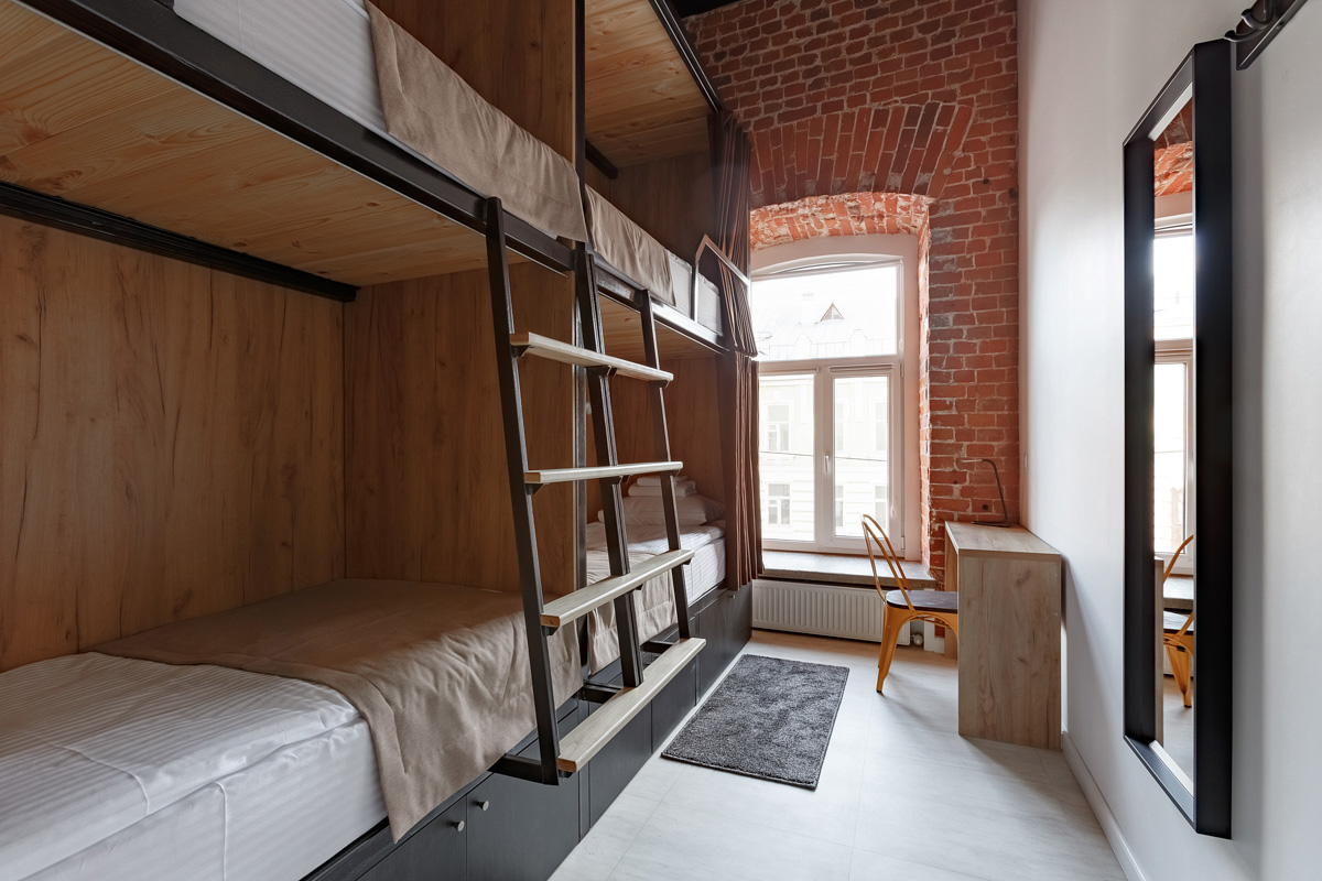 На страницы журнала № 1 в России о дизайне и интерьере попали фото владимирского хостела, где потолки более четырех метров, а каждая комната названа именем европейского города. Мы взглянули на этот уникальный объект, расположенный в доме 1863 года постройки.