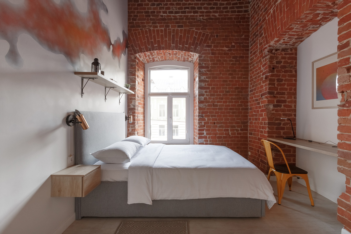 На страницы журнала № 1 в России о дизайне и интерьере попали фото владимирского хостела, где потолки более четырех метров, а каждая комната названа именем европейского города. Мы взглянули на этот уникальный объект, расположенный в доме 1863 года постройки.