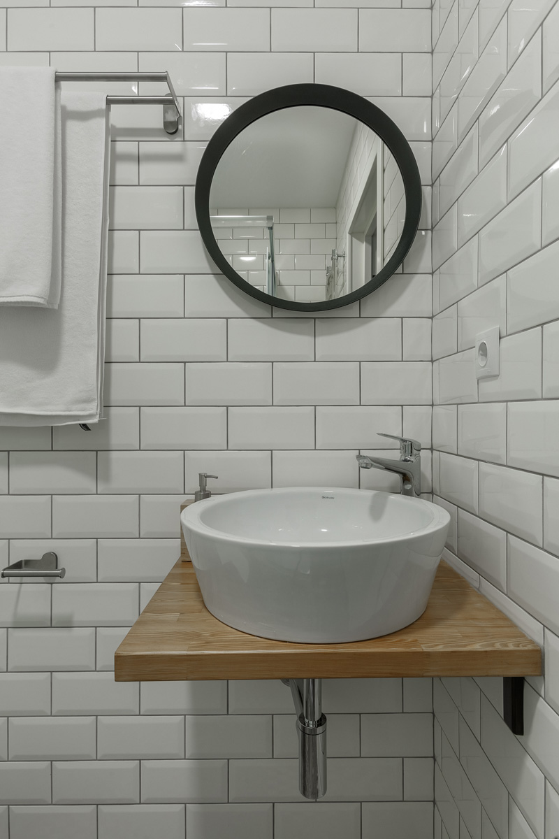 На страницы журнала № 1 в России о дизайне и интерьере попали фото владимирского хостела, где потолки более четырех метров, а каждая комната названа именем европейского города. Мы взглянули на этот уникальный объект, расположенный в доме 1863 года постройки.