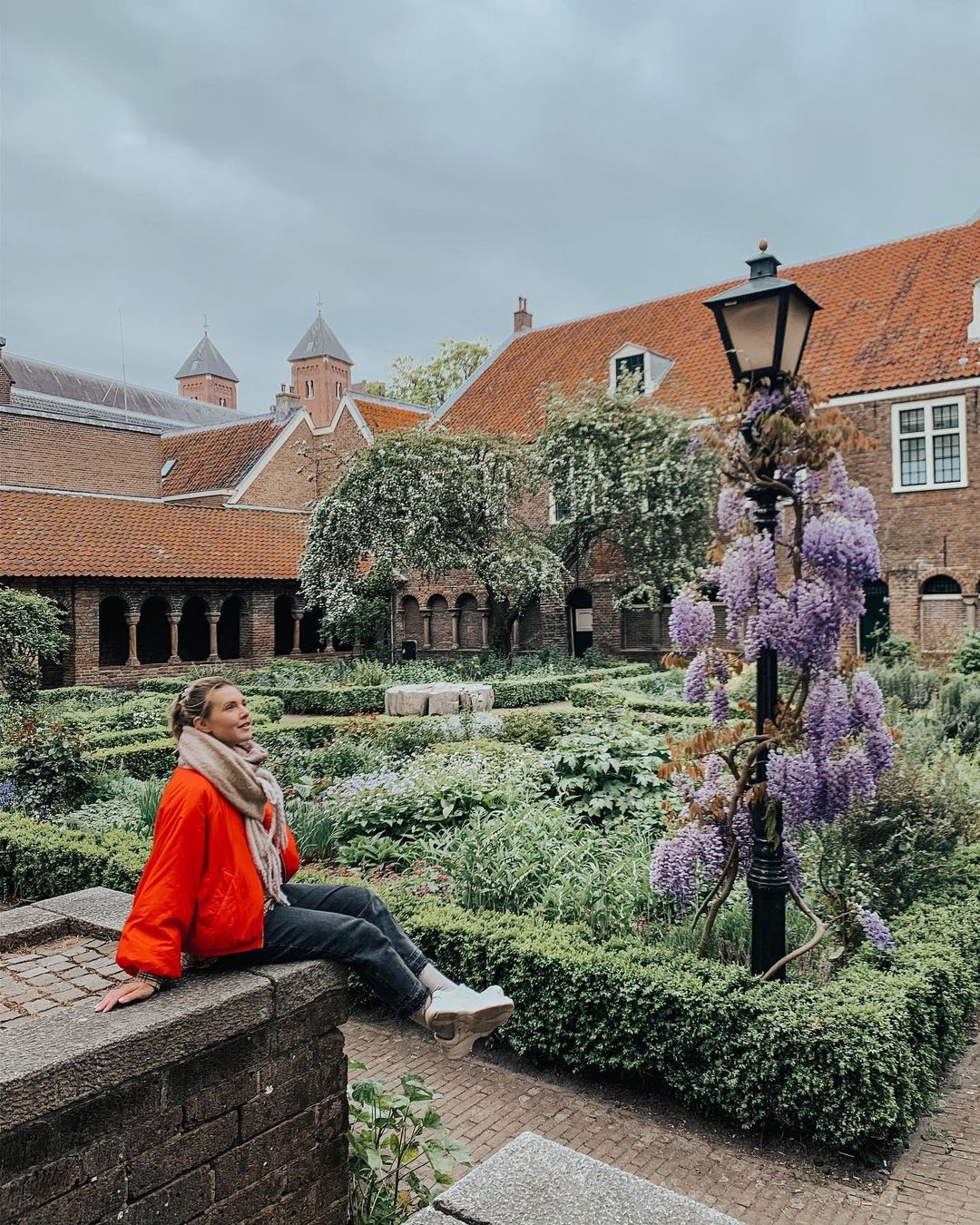 Легко ли переехать из Владимира в другой город или даже страну? Да и нужно ли? Трое очаровательных девушек поделились опытом и сравнили наш город с Сочи, Калининградом и Амстердамом.