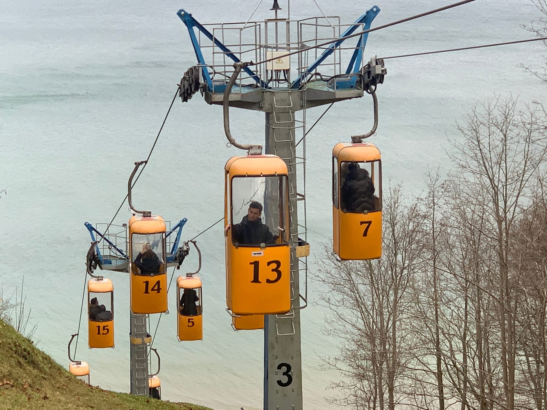 Легко ли переехать из Владимира в другой город или даже страну? Да и нужно ли? Трое очаровательных девушек поделились опытом и сравнили наш город с Сочи, Калининградом и Амстердамом.