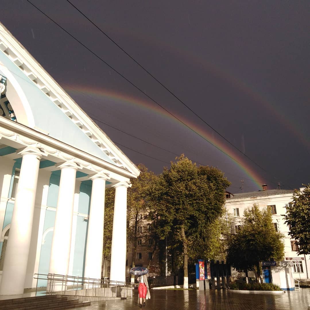 Легко ли переехать из Владимира в другой город или даже страну? Да и нужно ли? Трое очаровательных девушек поделились опытом и сравнили наш город с Сочи, Калининградом и Амстердамом.