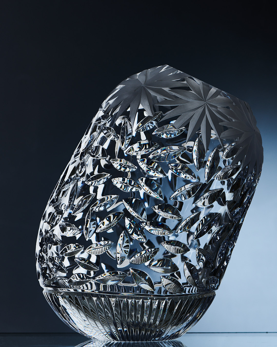 Гусевской завод имени Мальцова выпустил серию ваз «Времена года», необычный дизайн которых разработала художница и архитектор Ольга Трейвас.