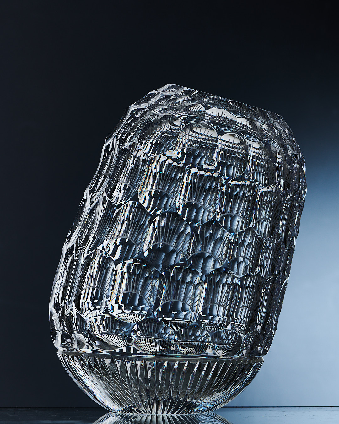 Гусевской завод имени Мальцова выпустил серию ваз «Времена года», необычный дизайн которых разработала художница и архитектор Ольга Трейвас.