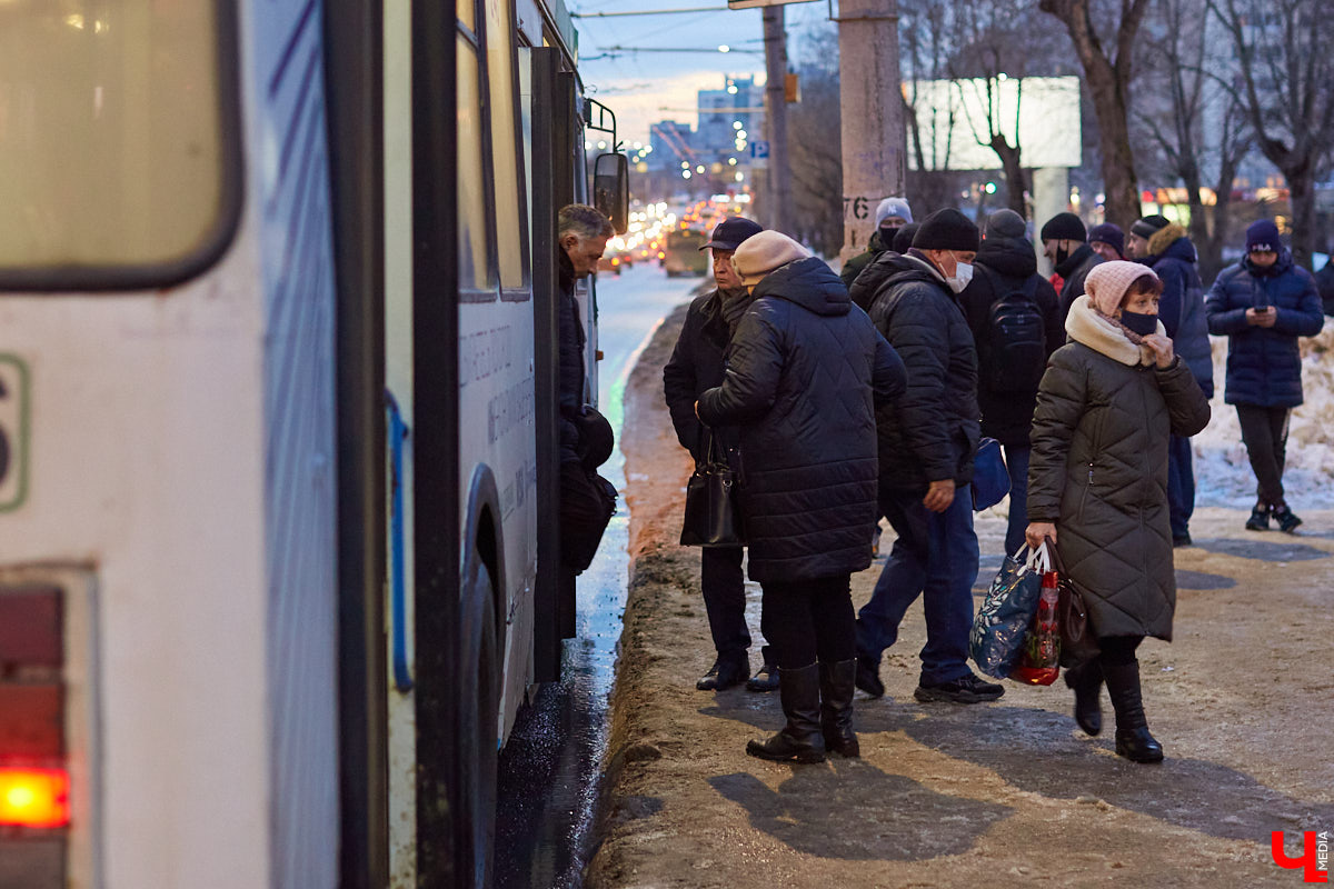 Во Владимире официально увеличили интервалы движения между автобусами на городских маршрутах «11C», «25» и «27» . Горожане нововведением не слишком-то довольны...