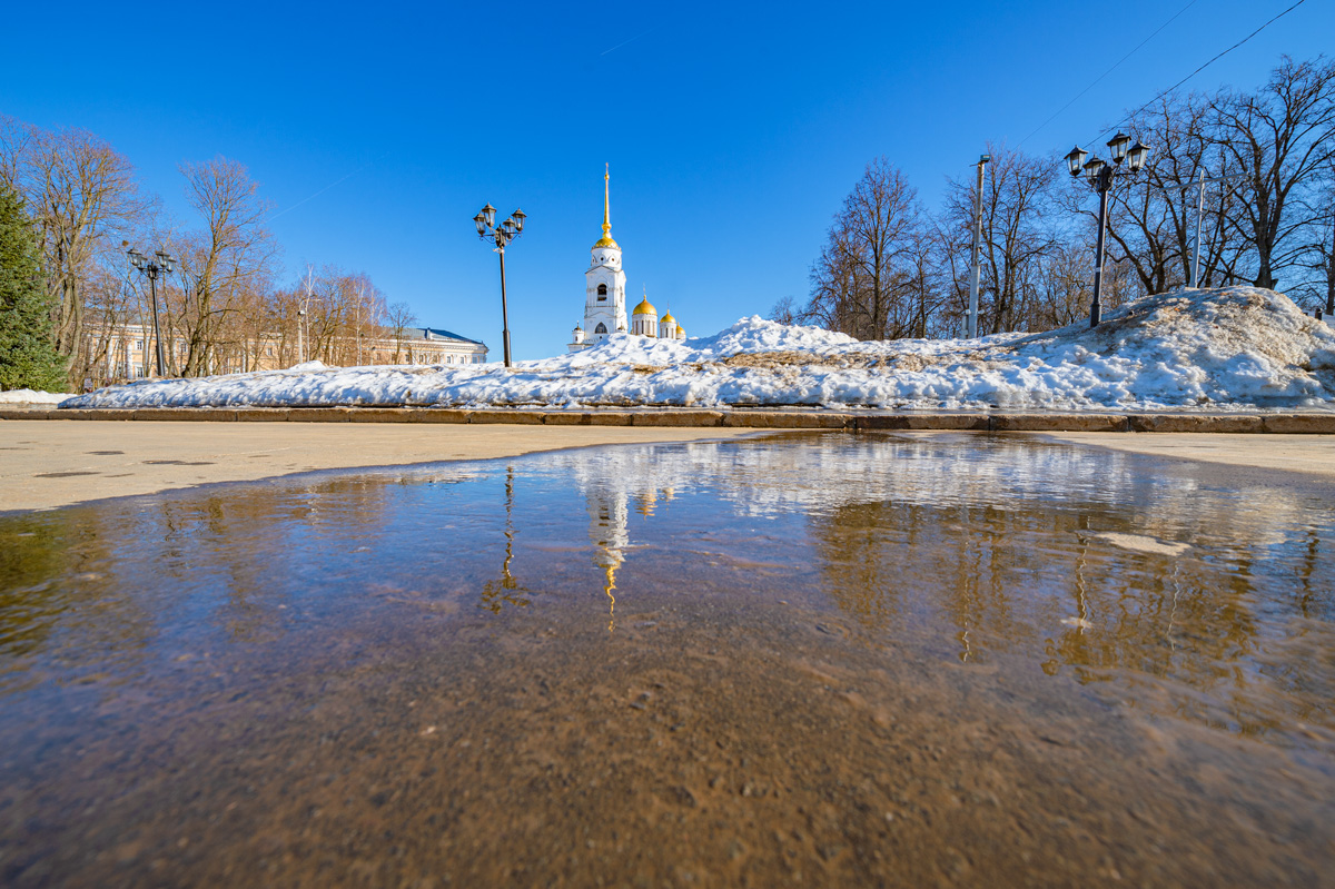 Как только на улице «устаканилась» плюсовая температура, подтаявший снег образовал полчища луж, по которым приходится ходить и ездить владимирцам. Всю эту «красоту» запечатлели местные умельцы.