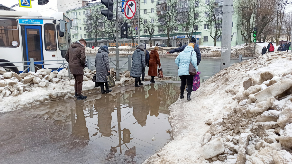 Как только на улице «устаканилась» плюсовая температура, подтаявший снег образовал полчища луж, по которым приходится ходить и ездить владимирцам. Всю эту «красоту» запечатлели местные умельцы.